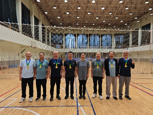 一群人站在一起AI 生成的内容可能不正确。