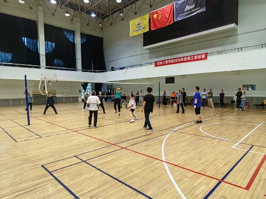 人们在看台上的人在球场上打球AI 生成的内容可能不正确。