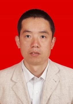 穿着西装的男人描述已自动生成