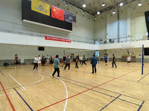 人们在看台上的人在球场上站着AI 生成的内容可能不正确。