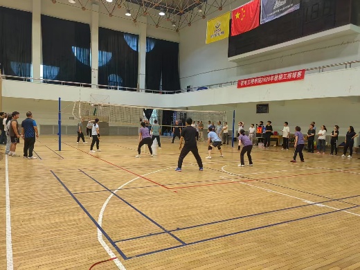 人们在看棒球比赛AI 生成的内容可能不正确。