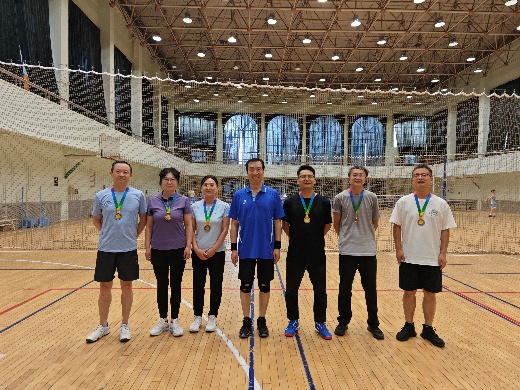 一群人站在一起AI 生成的内容可能不正确。