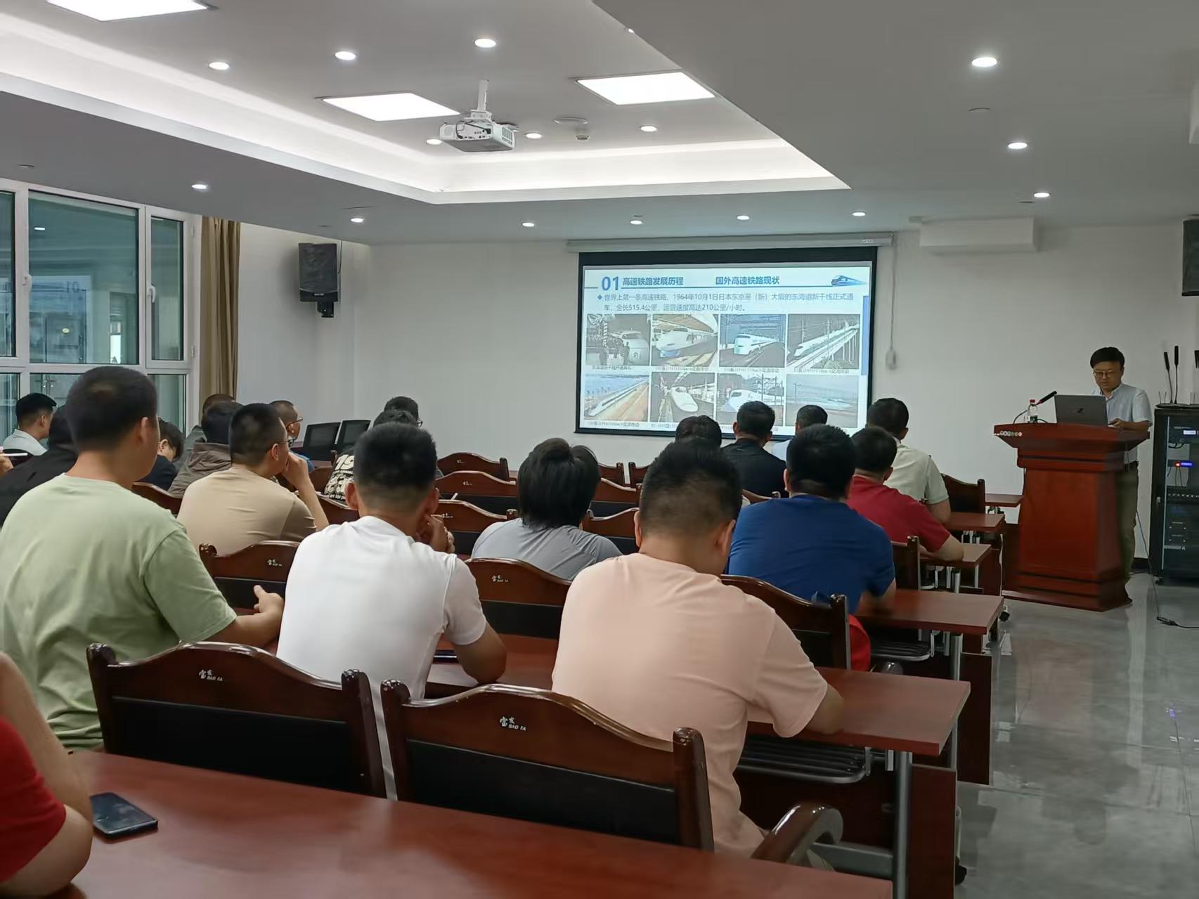 中国铁道科学研究院副研究员侯...